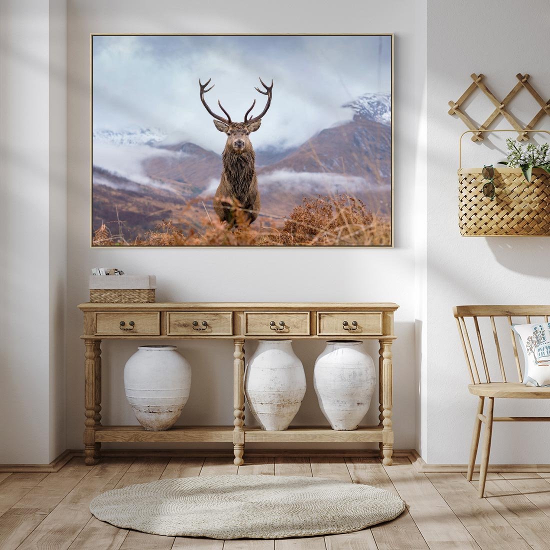 Obraz w ramie 70x50 - Jeleń w Uśpionym Krajobrazie - jeleń na tle gór, ośnieżone góry - rama drewno