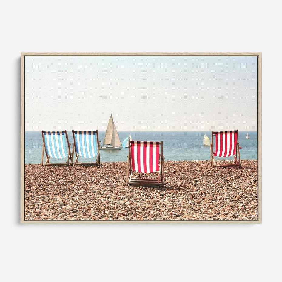 Obraz w ramie 70x50 - Letnia retro bajka - fotografia, pasiaste leżaki - rama drewno