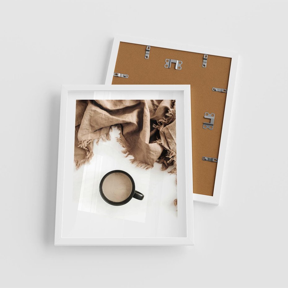 Plakat w ramie 40x50 - Kompozycja z Brązowym Kocem i Czarną Kawą - kompozycja, brązowy koc - rama biała