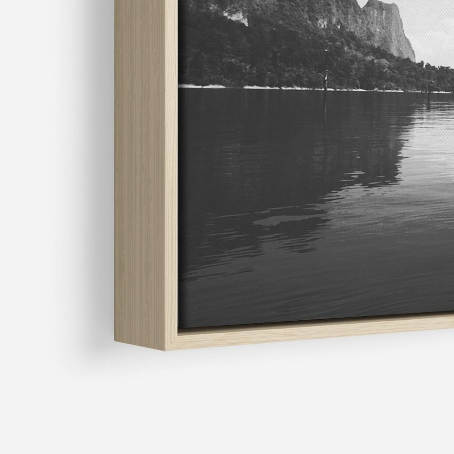 Obraz w ramie 70x50 - Beztroska Chwila - czarno biała fotografia, mężczyzna wesoło wskakuje do keziora w górach - rama drewno