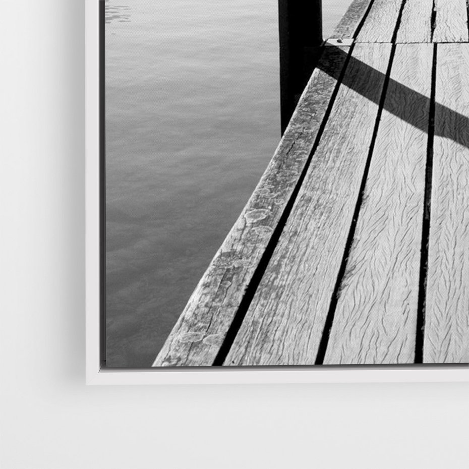Obraz w ramie 50x70 - Spokojna Przystań - czarno biała fotografia, drewniany pomost na jeziorze - rama biała