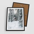 Plakat w ramie 50x70 - Spokój Zimowej Przygody w Lesie - domek w górach w lesie, zima - rama czarna