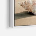 Obraz w ramie 120x80 - Urok plażowej muszelki - fotografia, muszla na plaży - rama biała