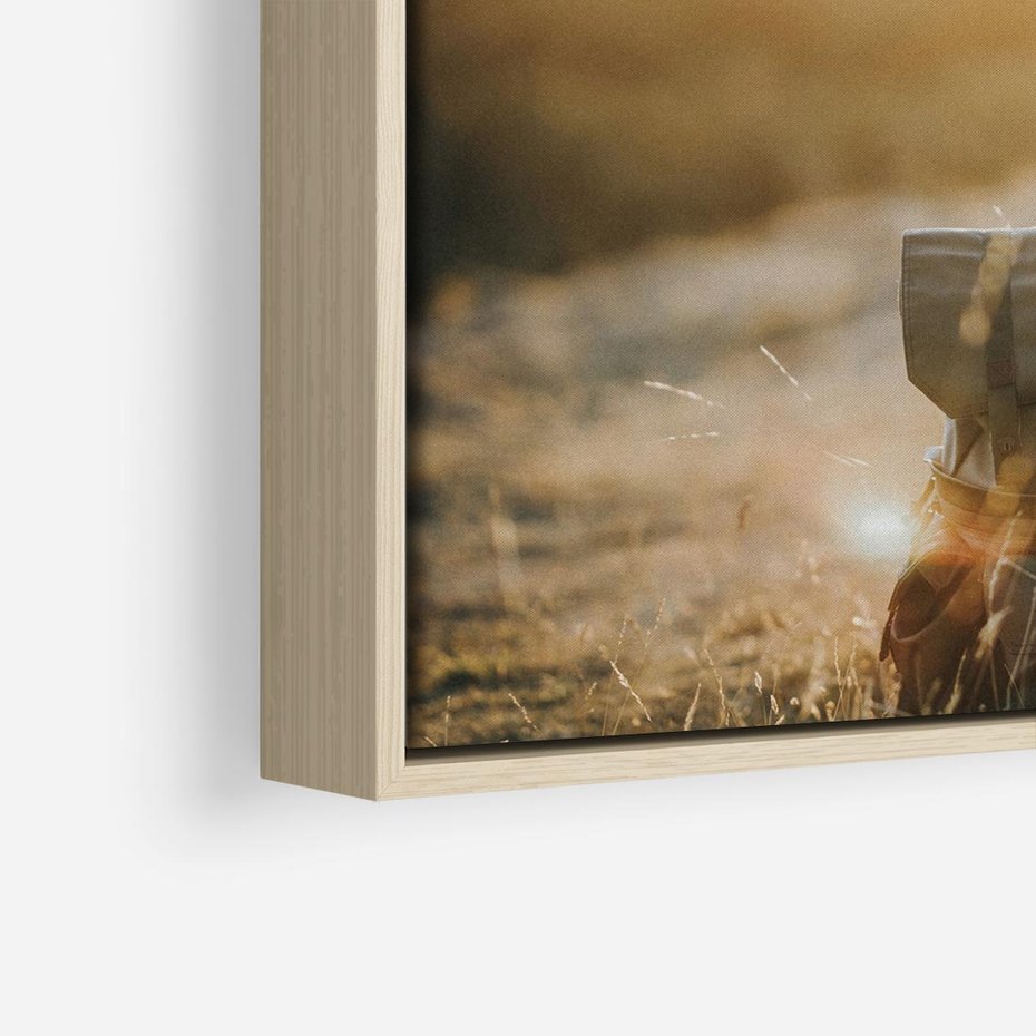 Obraz w ramie 50x50 - Podróżniczy bukiet na łące - plecak, podróż - rama drewno