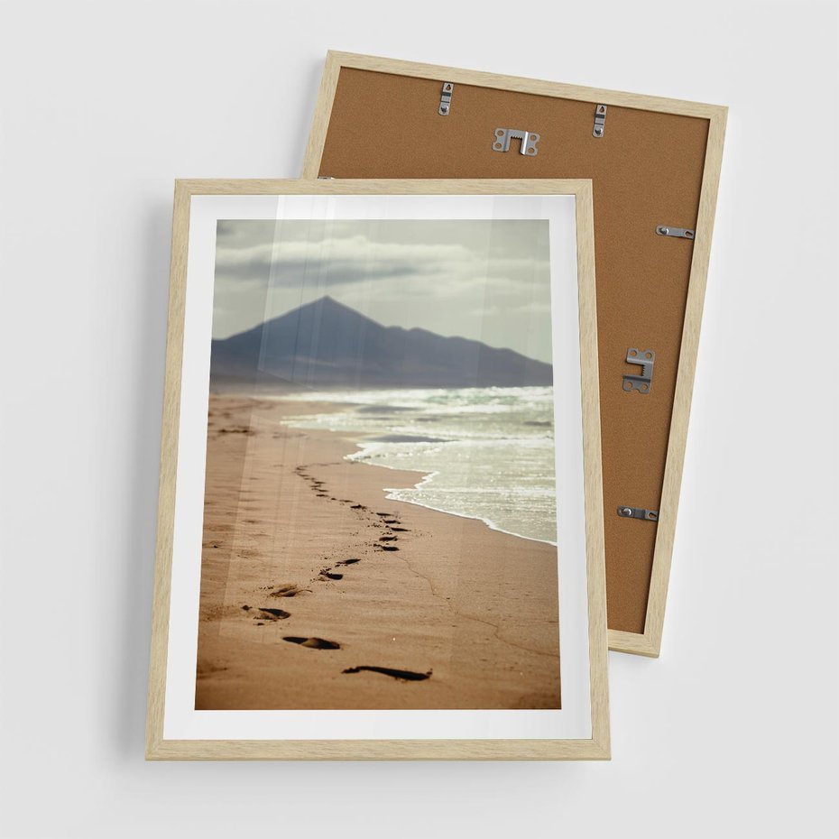 Plakat w ramie 50x70 - Ślady stóp na plaży - plaża, ślady - rama drewno