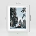 Plakat w ramie 40x50 - Górska Uroda Zimą: Dom w Śniegu - domek w górach, zima - rama biała