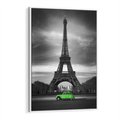 Obraz w ramie 70x100 - Paryskie Romantyczne Spotkanie - Eiffla, samochód - rama biała