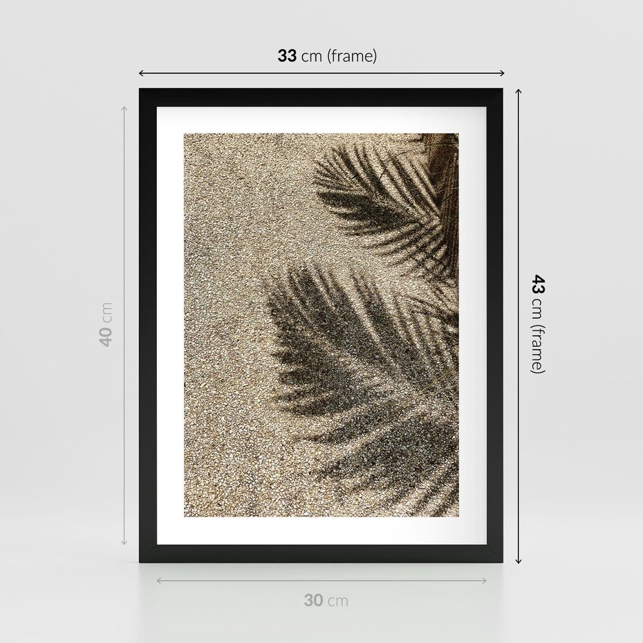 Plakat w ramie 30x40 - Plażowa Idylla - palma, cień na piasku - rama czarna