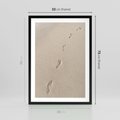 Plakat w ramie 50x70 - Ślady na Złocistym Piasku - piasek, ślady stóp na piasku - rama czarna