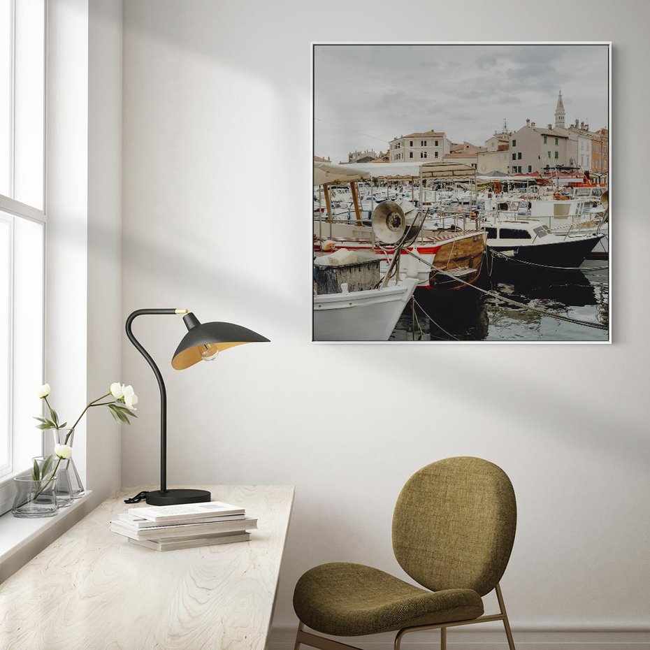 Obraz w ramie 80x80 - Malowniczy Krajobraz Morski - morze, łódki - rama biała