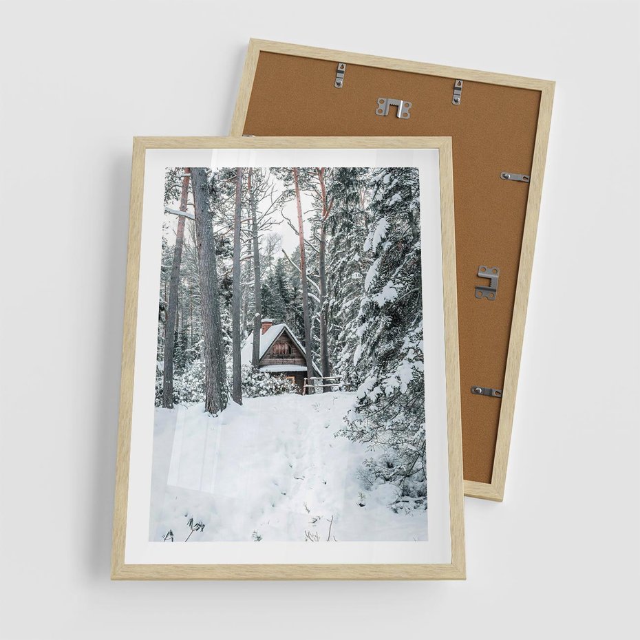 Plakat w ramie 50x70 - Spokój Zimowej Przygody w Lesie - domek w górach w lesie, zima - rama drewno