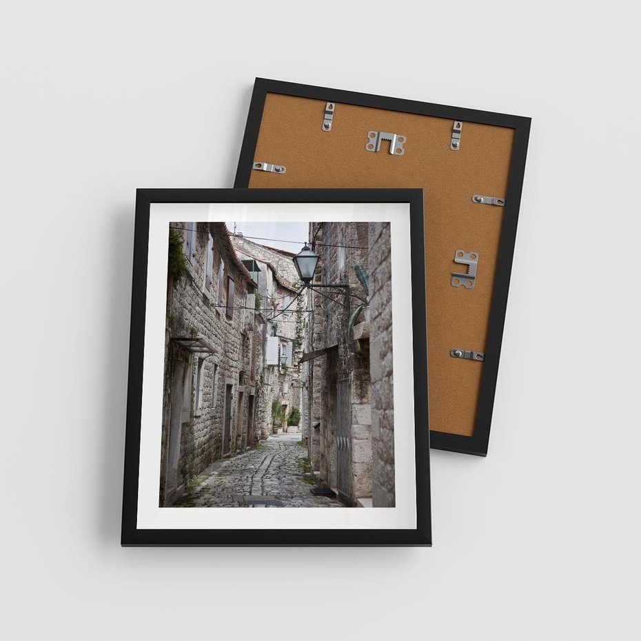 Plakat w ramie 40x50 - Malownicza uliczka we Włoszech - uliczka, Włoch - rama czarna