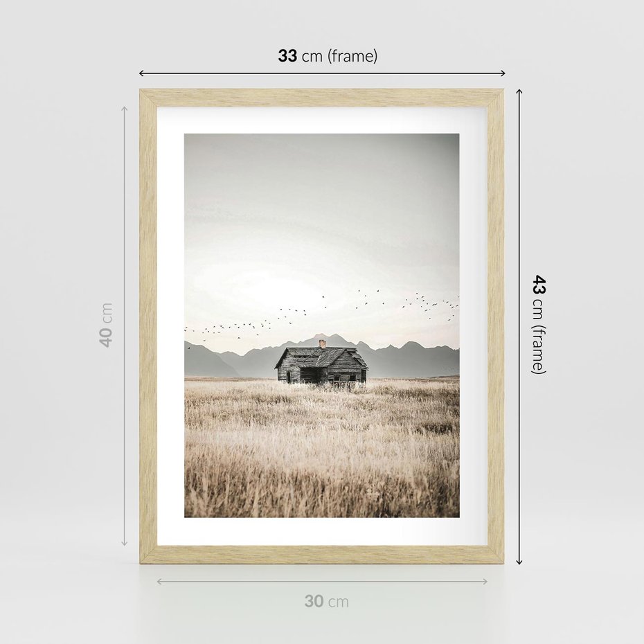 Plakat w ramie 30x40 - Wiejska Idylla - stary drewniany dom w polu suchej trawy, fotografia - rama drewno