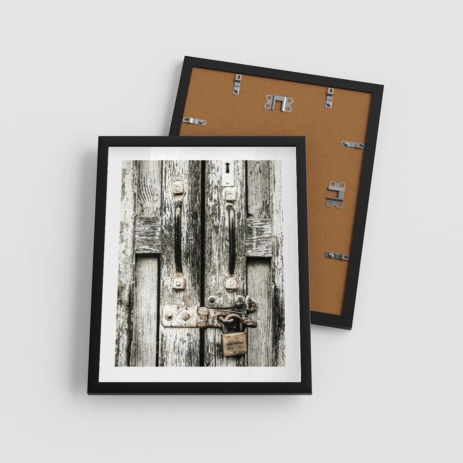Plakat w ramie 40x50 - Retro Drzwi: Zamknięta Tajemnica - stare drzwi, kłódka - rama czarna
