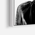 Obraz w ramie 100x70 - Czarna Elegancja - fotografia czarno biała, zbliżenie portret kobiety w czerni - rama biała