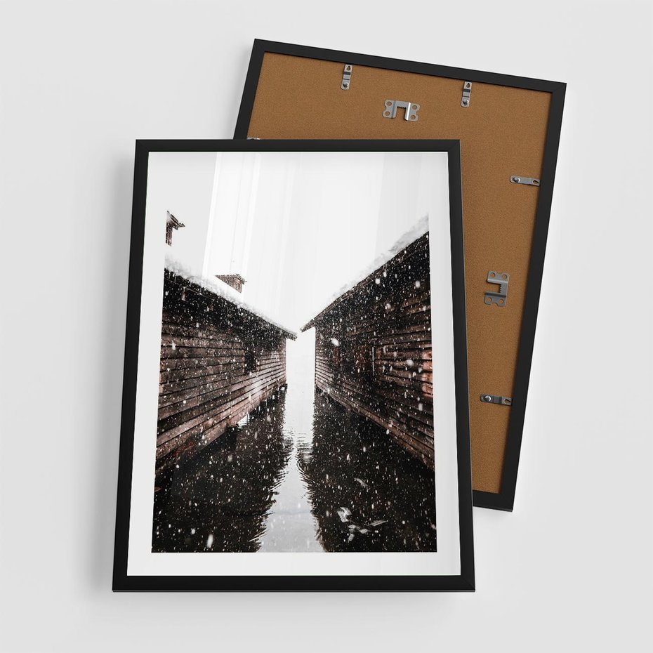 Plakat w ramie 50x70 - Spadający Śnieg - domek górski, w zimie - rama czarna