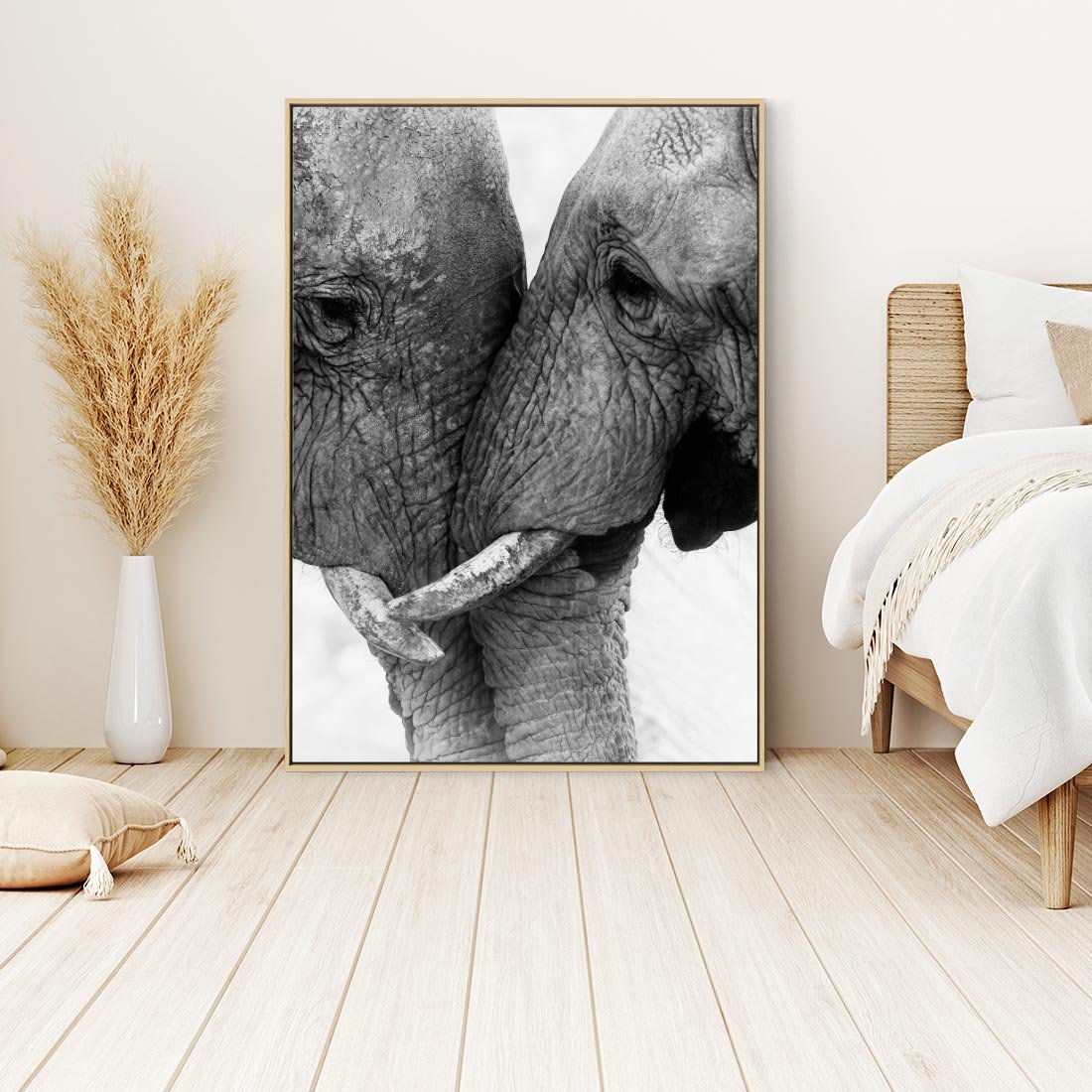 Obraz w ramie 50x70 - Spotkanie Mądrości - fotografia czarno biała, dwa słonie - rama drewno