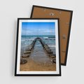 Plakat w ramie 50x70 - Falochron na brzegu morza - falochron, morze - rama czarna
