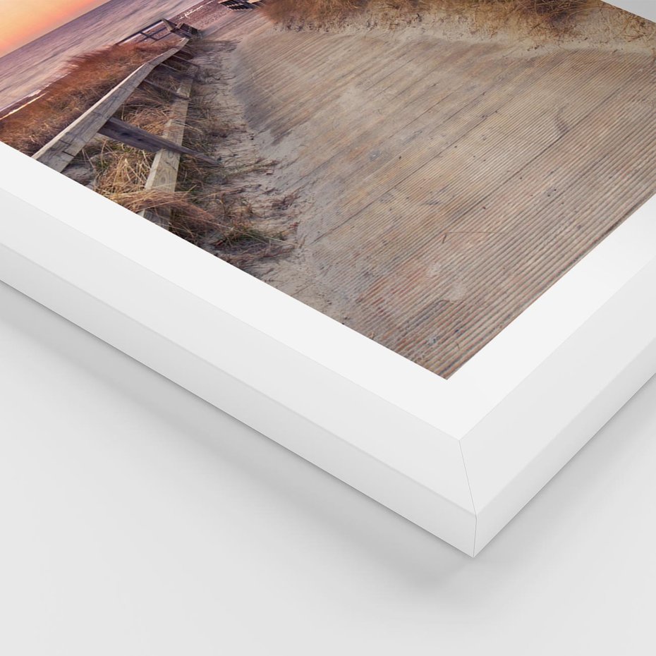 Plakat w ramie 40x50 - Spacer Wśród Przyboju - dróżka, morze - rama biała