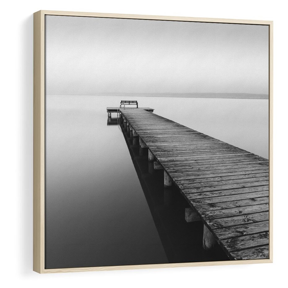 Obraz w ramie 50x50 - Mglista Perspektywa - czarno biała fotografia, drewniany pomost na jeziorze - rama drewno