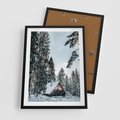 Plakat w ramie 50x70 - Górska Uroda Zimą: Dom w Śniegu - domek w górach, zima - rama czarna