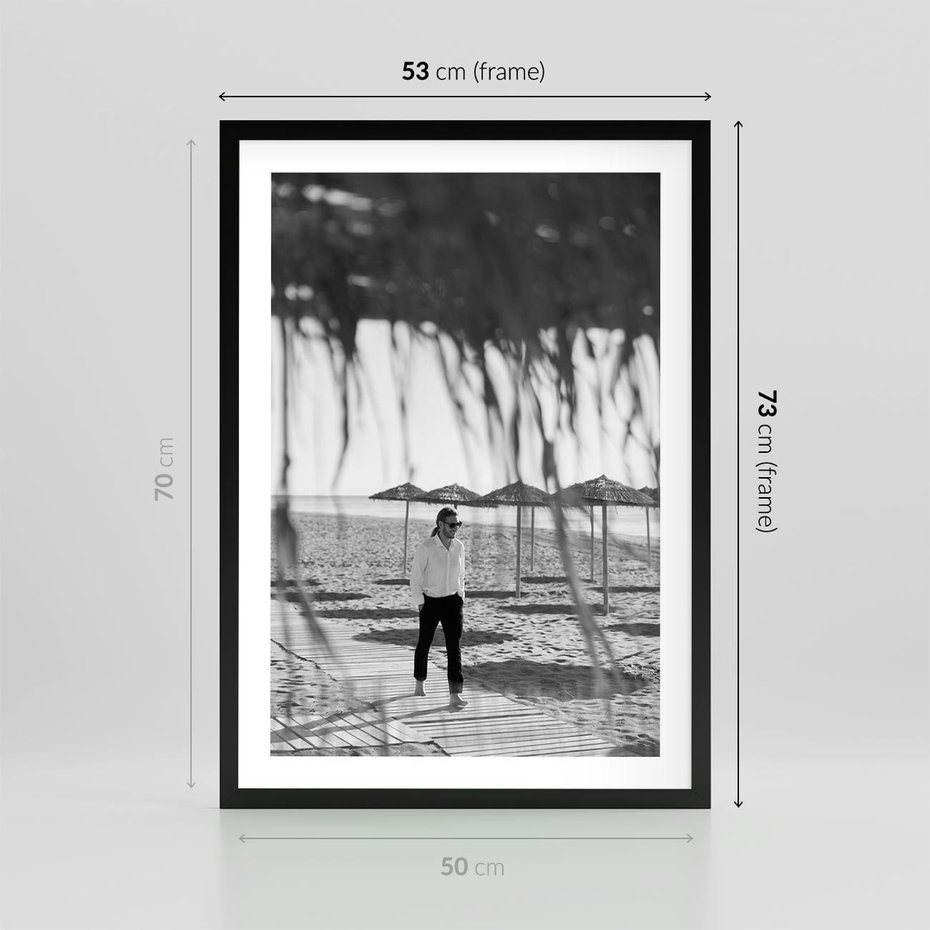 Plakat w ramie 50x70 - Wakacyjny Spacer - czarno białe zdjecie, plaża - rama czarna