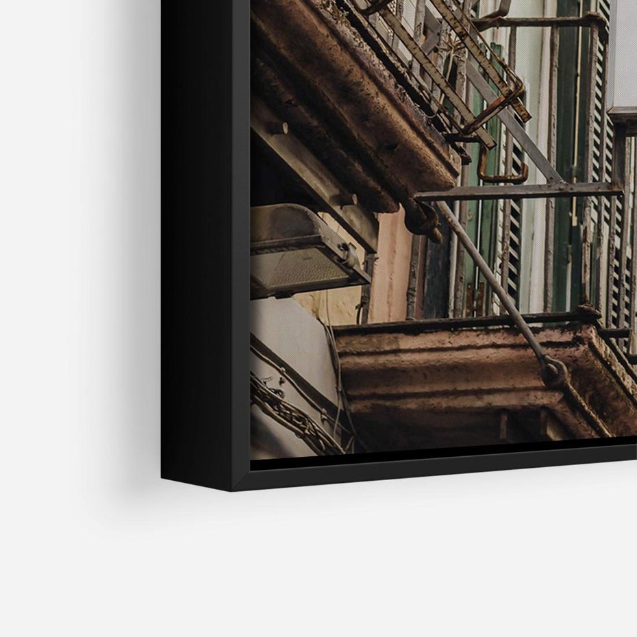 Obraz w ramie 70x50 - Magiczne Spacery - hotel, uliczka - rama czarna