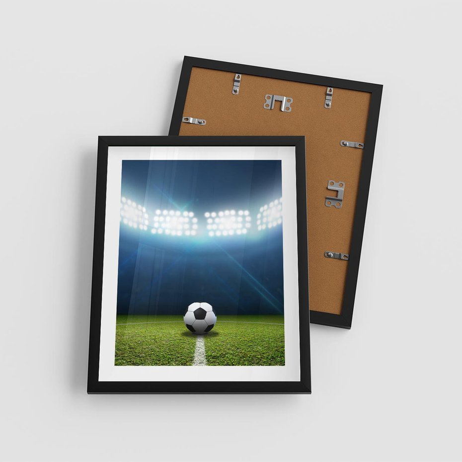 Plakat w ramie 40x50 - Piłka w drodze do gola - piłka, gol - rama czarna