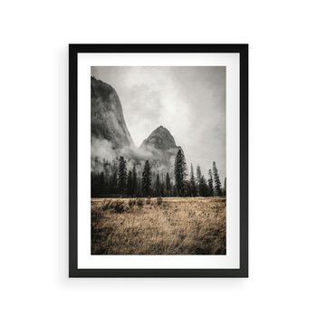 Plakat w ramie 50x70 - Mglisty Pejzaż Górski: Urok Niewidzialnośc - góry, krajobraz - rama czarna
