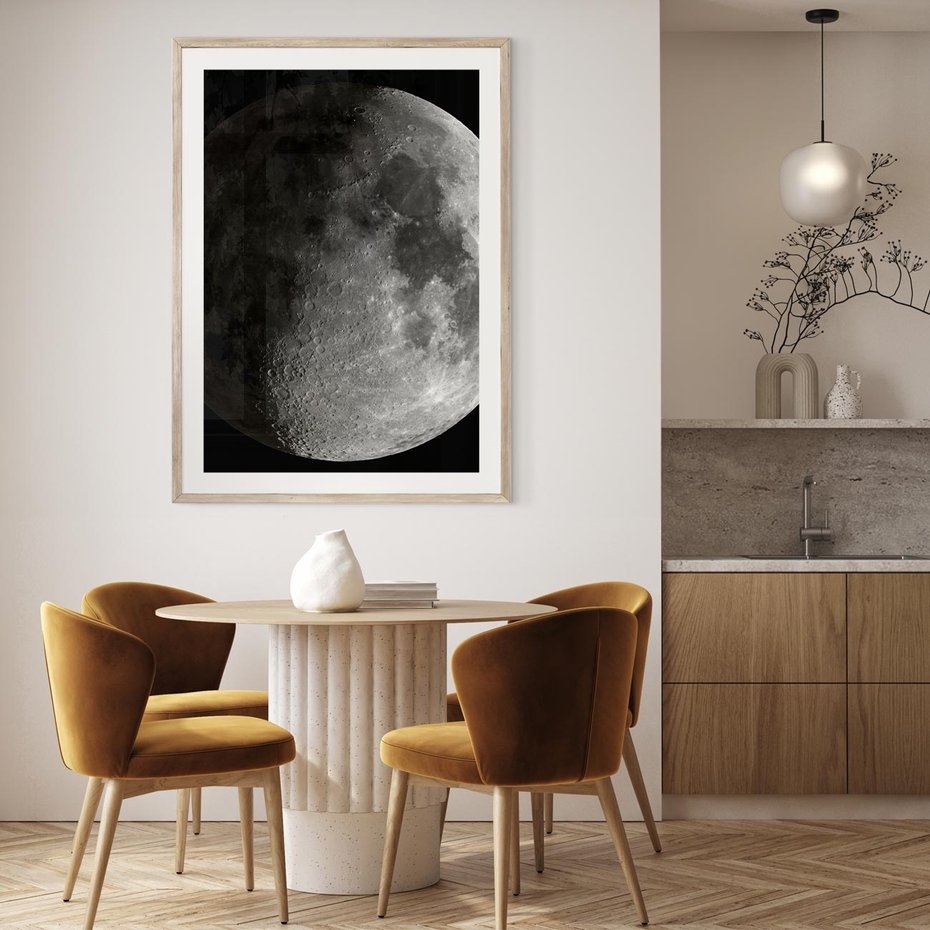 Plakat w ramie 30x40 - Kontrastowy księżyc w czerni i bieli - księżyc, czarno - rama drewno