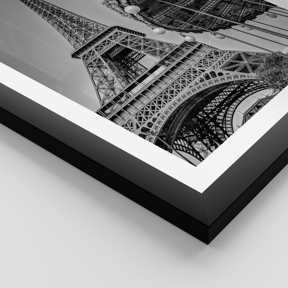 Plakat w ramie 50x70 - Zabawa w Paryżu - czarno białe zdjecie, wieża eiffla - rama czarna
