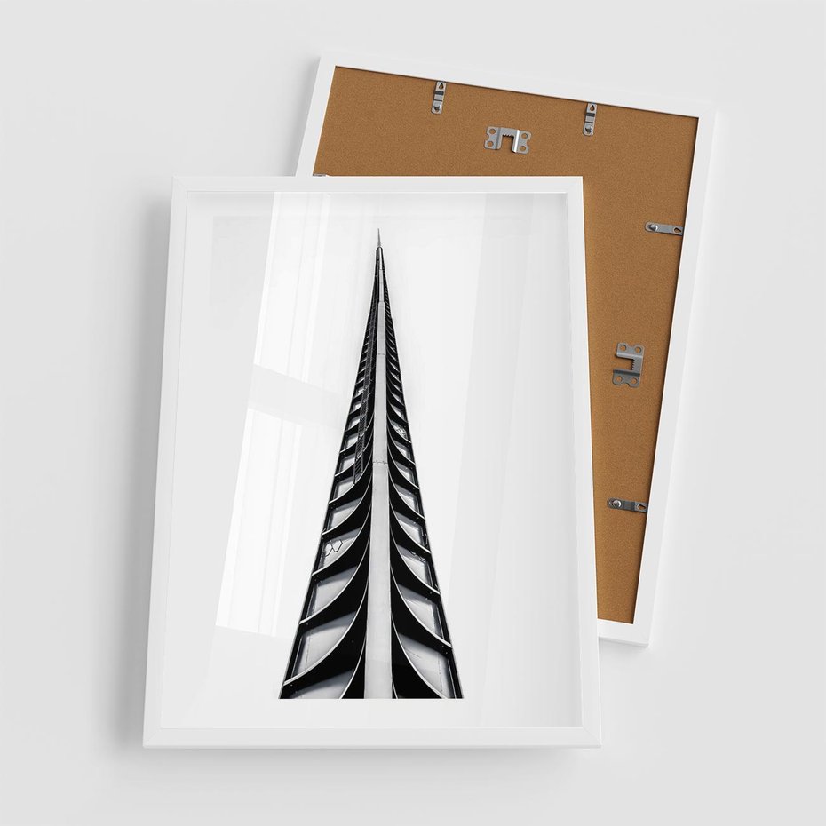 Plakat w ramie 50x70 - Majestatyczna Architektura - wysoki, strzelisty wieżowiec - rama biała