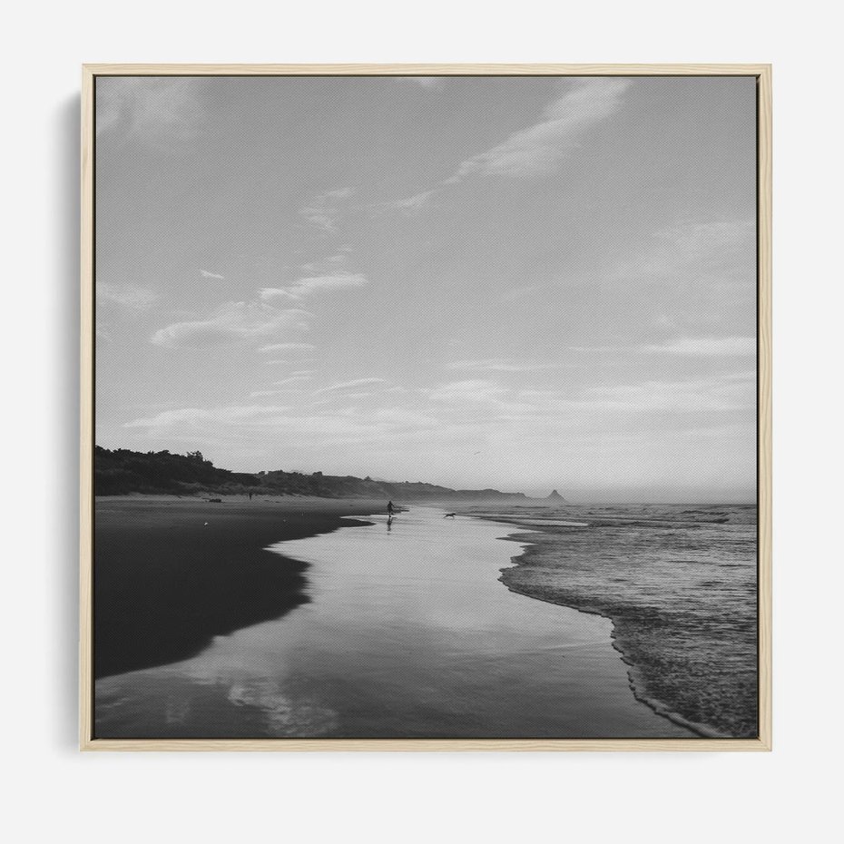 Obraz w ramie 50x50 - Nadmorska Melodia - czarno białe zdjęcie, plaża - rama drewno