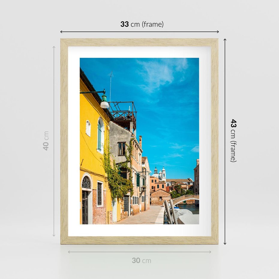 Plakat w ramie 30x40 - Przechadzka w Sercu Miasta - uliczka, perspektywa - rama drewno