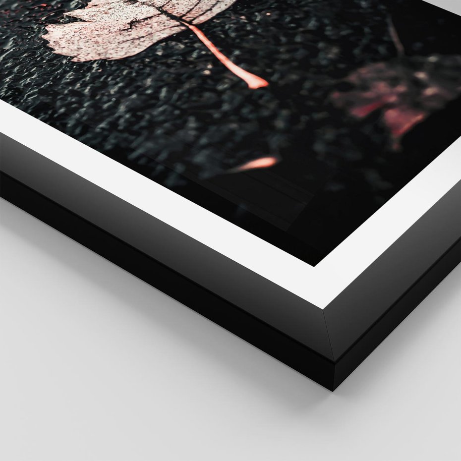 Plakat w ramie 30x40 - Jesień w Detalu: Liść na Mokrej Drodze - liść, jesień - rama czarna