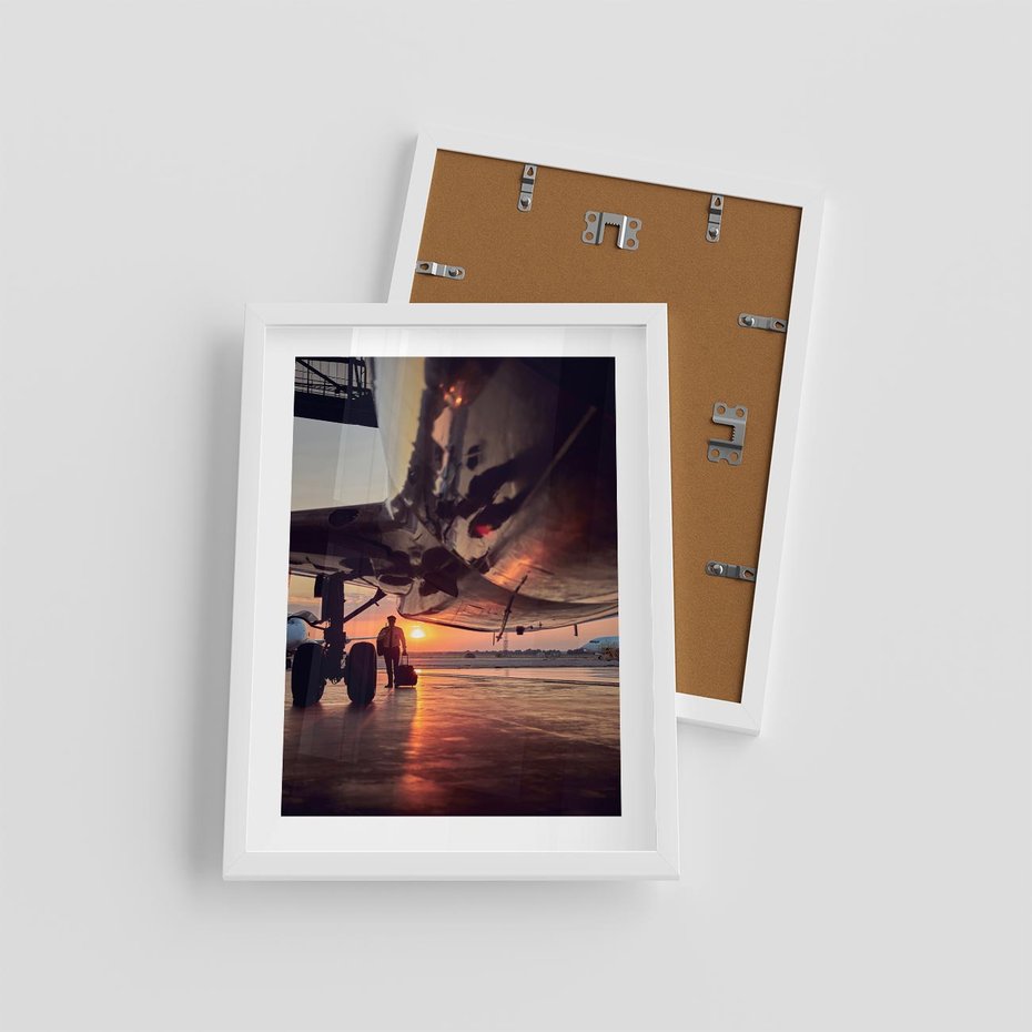 Plakat w ramie 30x40 - Podróż ku Zachodzącemu Słońcu - samolot, scena na lotnisku - rama biała
