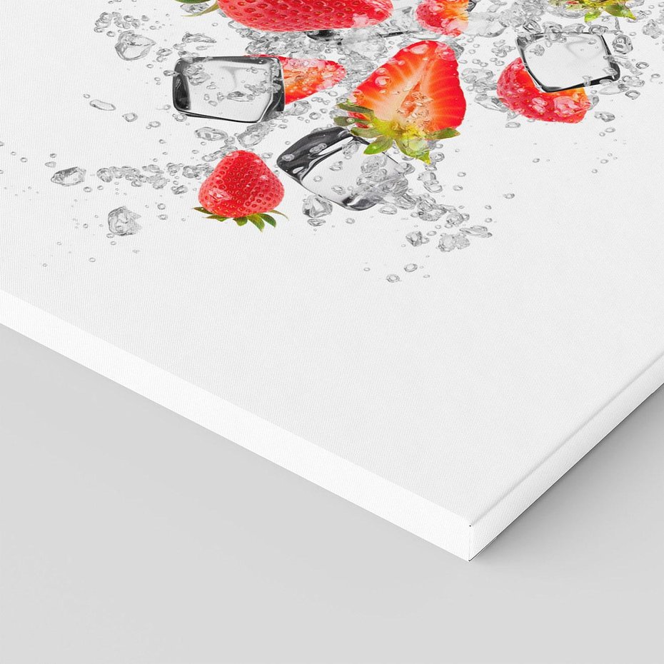 Obraz na płótnie 120x40 - Oaza świeżości: truskawki w wodzie - truskawki, woda