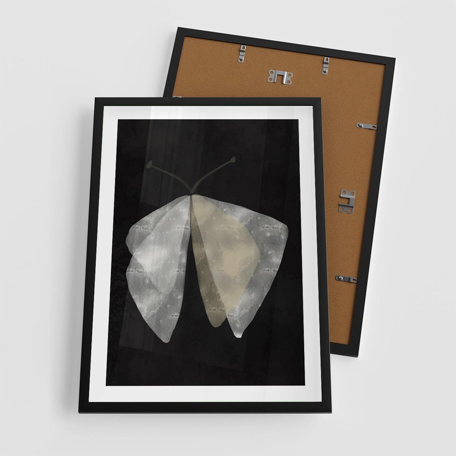 Plakat w ramie 50x70 - Obce Powidoki - abstrakcyjna ćma, mroczna atmosfera - rama czarna