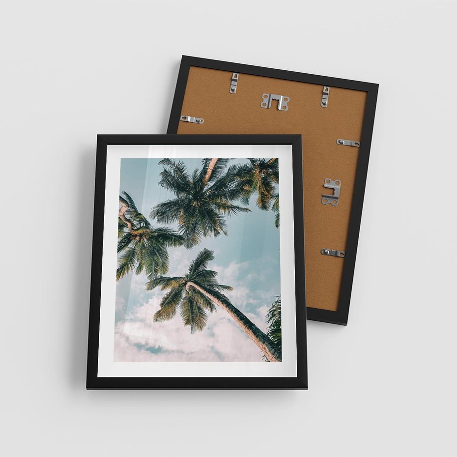 Plakat w ramie 40x50 - Wzrok ku Niebu - palmy na tle nieba, ujęcie z dołu - rama czarna