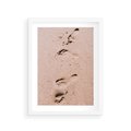 Plakat w ramie 30x40 - Ślady na Piasku - piasek, plaża - rama biała