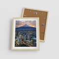 Plakat w ramie 40x50 - Miasto na Górnym Horyzoncie - miasto, góry - rama drewno