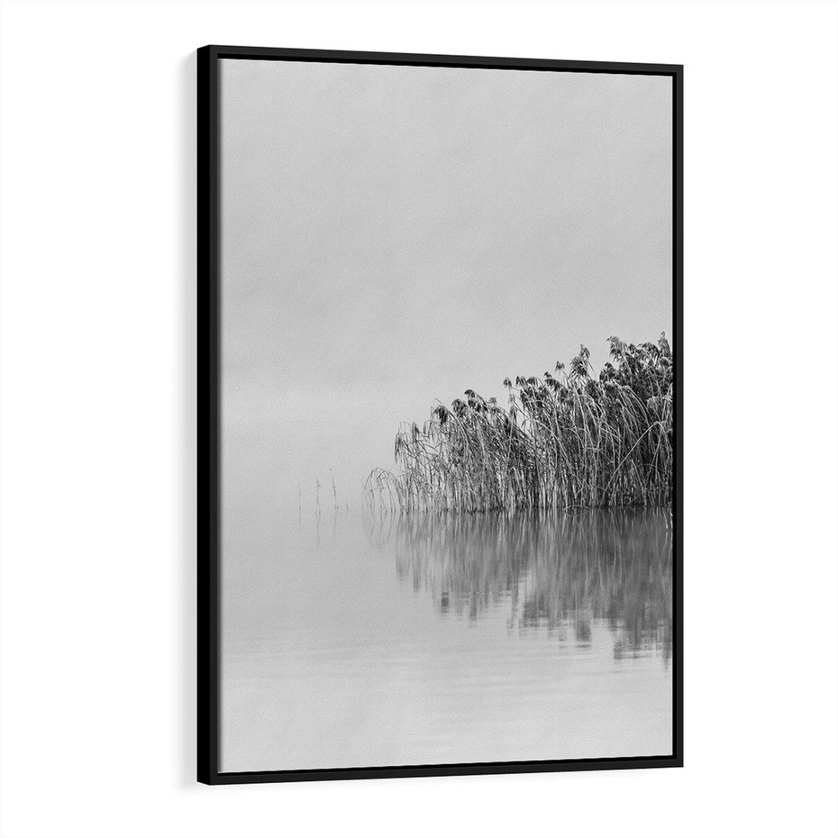 Obraz w ramie 50x70 - Mglisty Brzeg Jeziora - czarno białe zdjęcie, zamglone jezioro - rama czarna