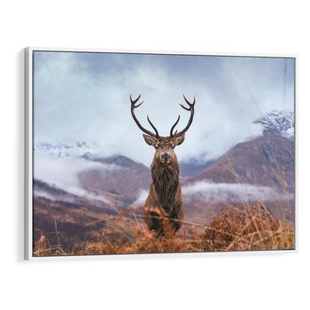 Obraz w ramie 120x80 - Jeleń w Uśpionym Krajobrazie - jeleń na tle gór, ośnieżone góry - rama biała