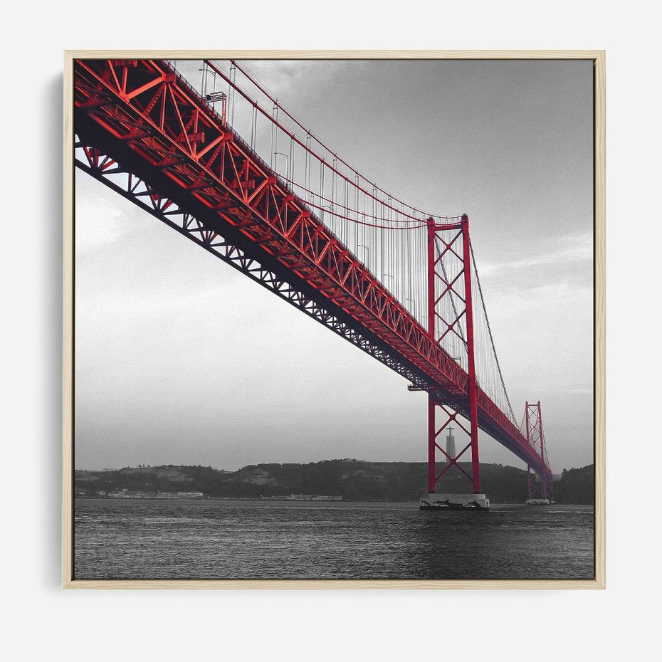 Obraz w ramie 80x80 - Majestatyczny Most - czarno biała fotografia, czerwony stalowy most nad rzeką - rama drewno