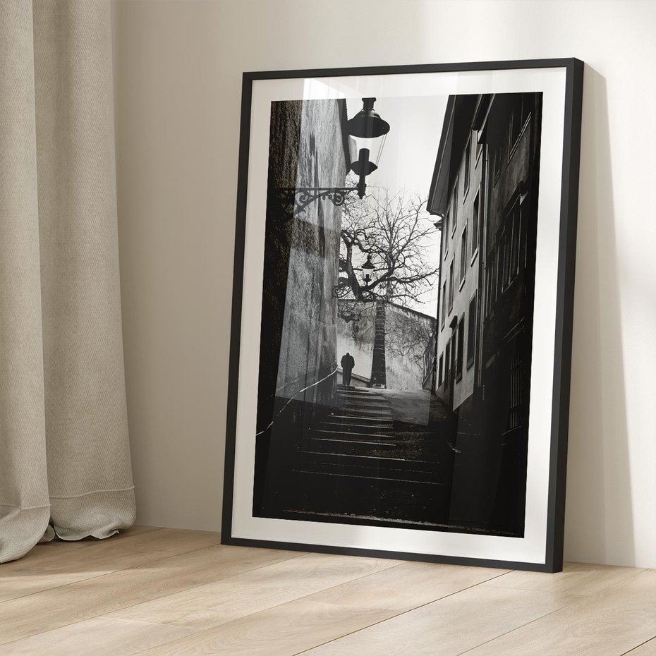 Plakat bez ramy 50x70 - Ukryta Uliczka - czarno białe zdjęcie, schody