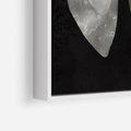 Obraz w ramie 80x120 - Obce Powidoki - abstrakcyjna ćma, mroczna atmosfera - rama biała