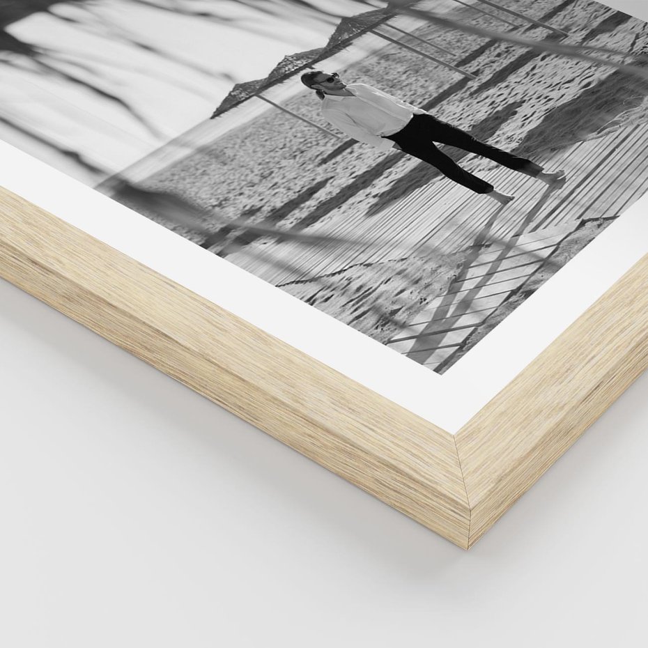 Plakat w ramie 50x70 - Wakacyjny Spacer - czarno białe zdjecie, plaża - rama drewno