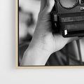 Obraz w ramie 50x50 - Mężczyzna za Aparatem - czarno białe zdjęcie, portret - rama drewno