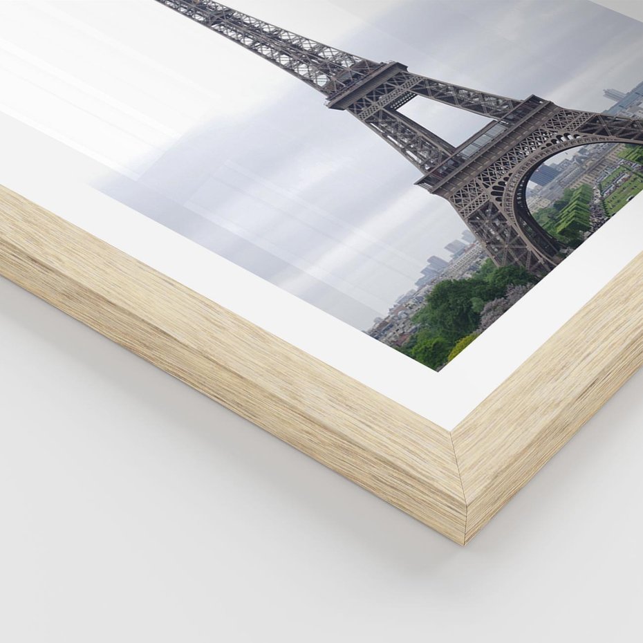 Plakat w ramie 30x40 - Eiffla w mglistym świetle - Eiffla, Paryż - rama drewno