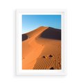 Plakat w ramie 50x70 - Piasek pustyni wędruje - pustynia, piasek - rama biała